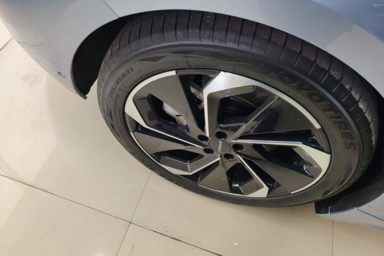 Used Zeekr 001 2022 Ultra-Long Range Dual-Motor YOU Version Right Rear Wheel Hub