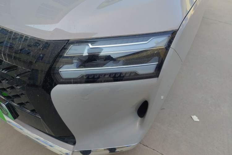 Used Wuling Starlight 730 2025 Model Plug-in Hybrid 125km Luxury Edition
