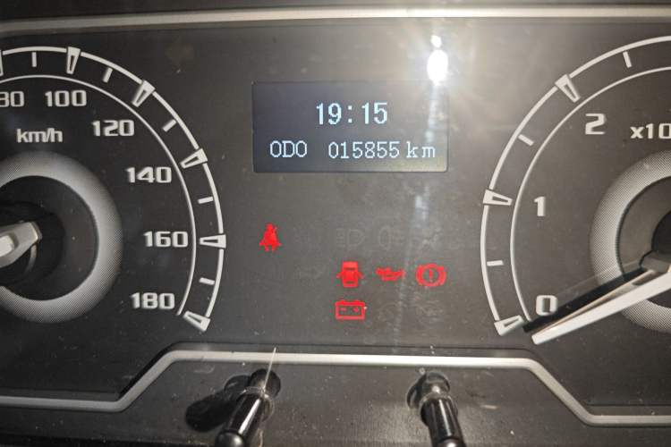 Used SAIC MAXUS Xintu V80 2025 Value Edition Aoyuntong 2.0T Manual Long Wheelbase Mid-Height Design 127 Ps 6/7/9-Seater Odometer Close Up