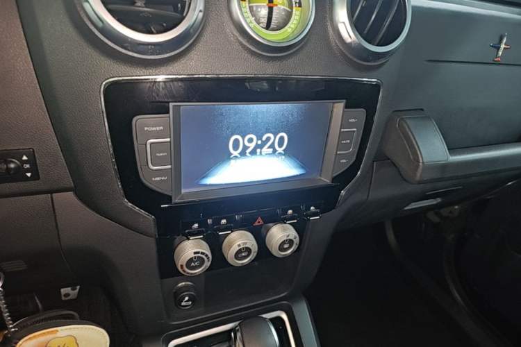 Used BAIC Off-Road BJ40 2016 40L 2.3T Automatic All-Wheel Drive Premium Edition Audio And AC Panel