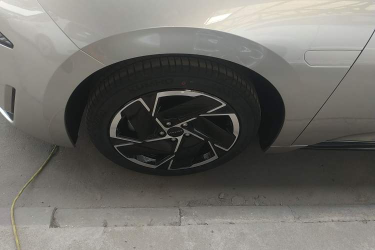 Used Lynk & Co 07 2024 EM-P 126 Long-Range Halo Left Front Wheel Hub