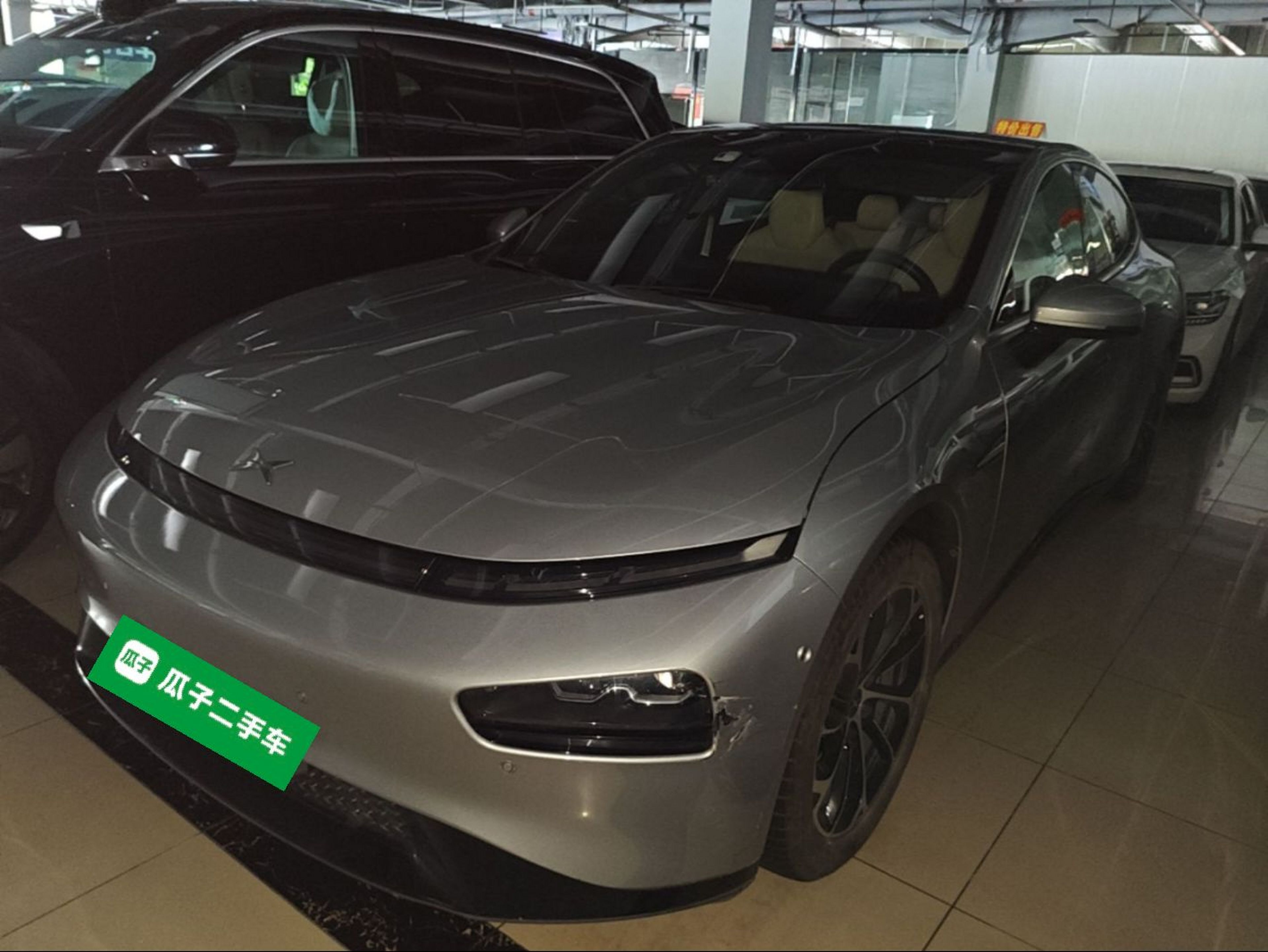 Unter der Vorderseite des Autos