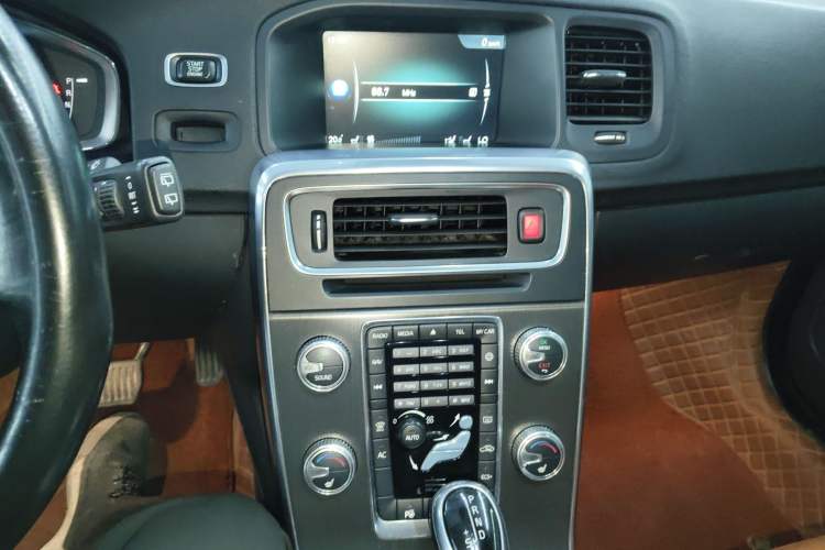 Used Volvo V60 2014 Restyled T5 Zhiya Edition Audio And AC Panel