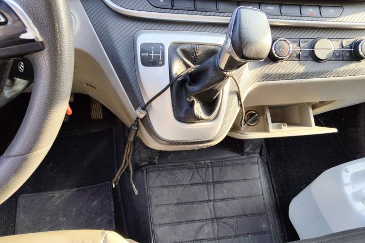 Used SAIC MAXUS Xintu V90 2020 2.0T AMT Yunjie Edition Front-Wheel Drive Rear Single Tire Short Wheelbase Mid-Height 6-Seater Gear Lever