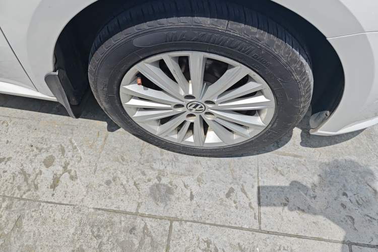 Used Volkswagen Gran Lavida 2013 1.6L Manual Comfort Model Right Front Wheel Hub