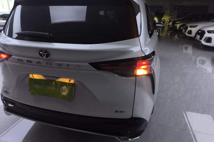 Used Toyota Granvia 2024 2.5L Hybrid Luxury Edition