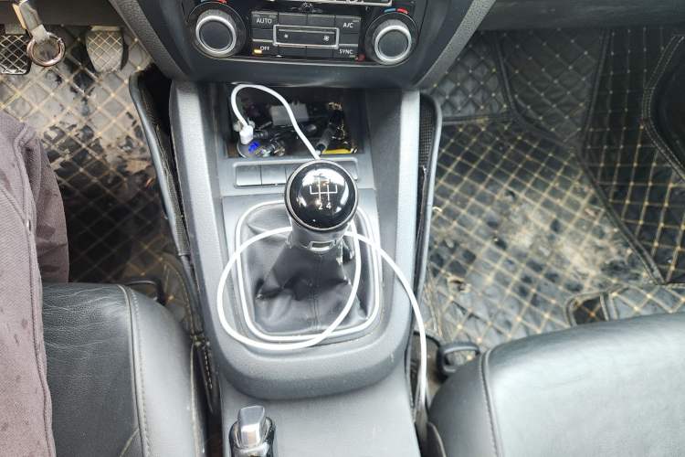 Used Volkswagen Sagitar 2012 1.4TSI Manual Luxury Model Gear Lever