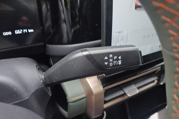 Used iCAR 03 2024 401km Two-Wheel Drive Standard Advanced Version Gear Lever