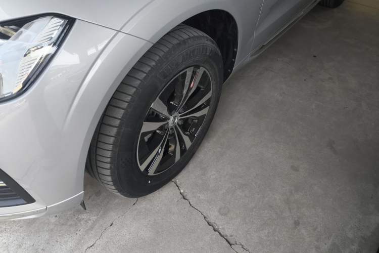 Used Volvo XC60 2023 B5 4x4 Smart Luxury Edition Left Front Wheel Hub