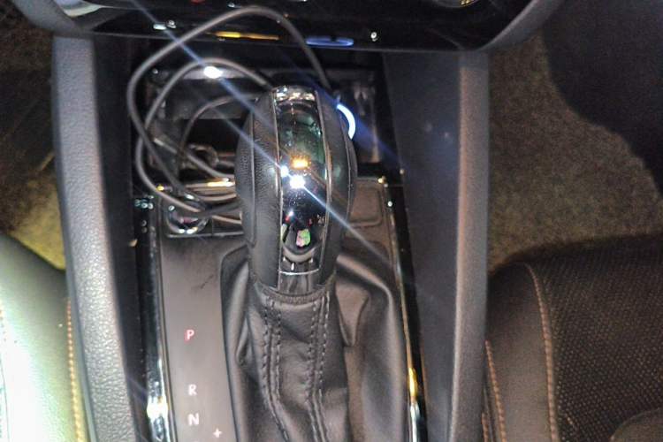 Used Volkswagen Sagitar 2015 230TSI Automatic Luxury Model Gear Lever