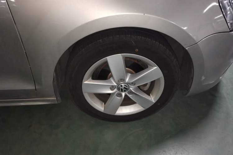 Used Volkswagen Sagitar 2012 1.6L Automatic Fashion Edition Right Front Wheel Hub