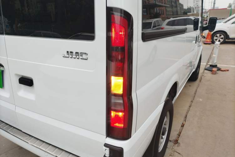 Used JMC Fushun 2025 2.0T 6MT Diesel Short-Wheelbase Mid-Roof Commercial Multi-Purpose Passenger Vehicle with 5/6 Seats
