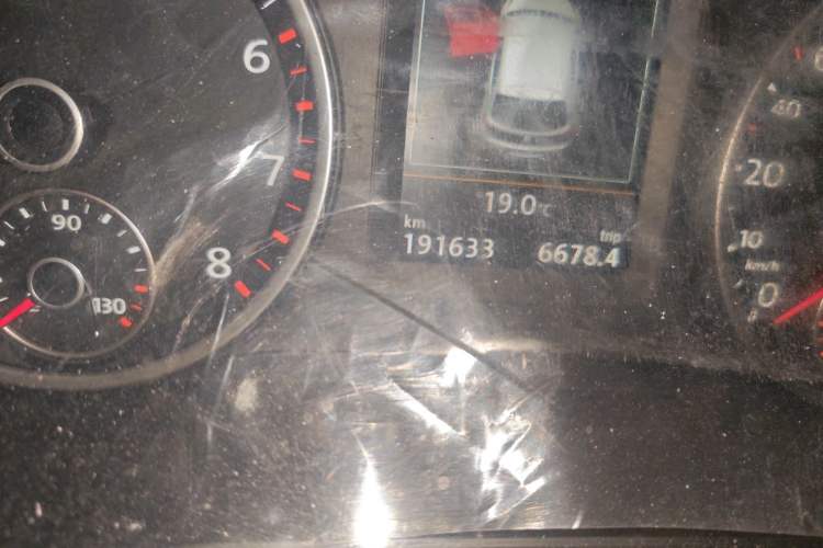 Used Volkswagen Tiguan 2015 1.8TSI Automatic Two-Wheel Drive Luxury Model Odometer Close Up