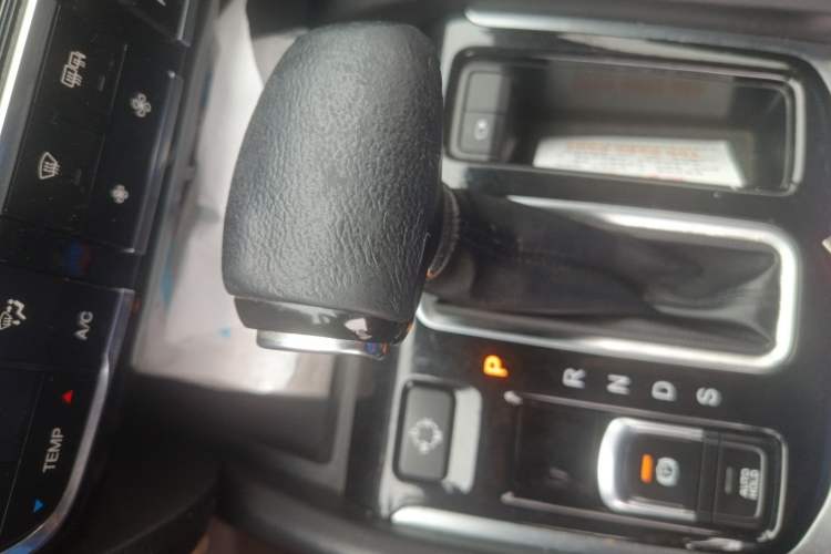 Used GAC Trumpchi GS8 2017 320T Two-Wheel Drive Luxury Smart Connectivity Version (7 Seats) Gear Lever