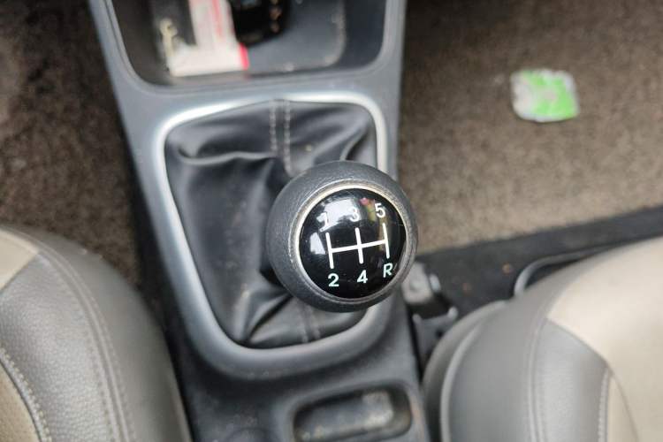 Used Kia Pegas 2017 1.4L Manual Value Edition Gear Lever