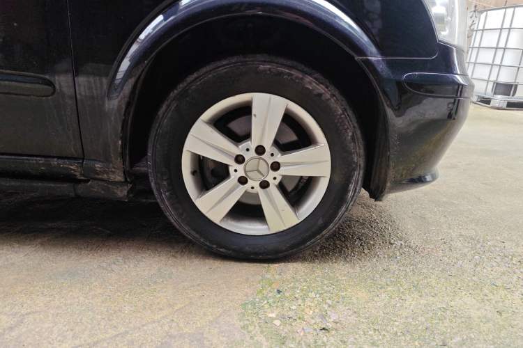 Used Mercedes-Benz Vito 2011 2.5L 7-seater executive version Right Front Wheel Hub