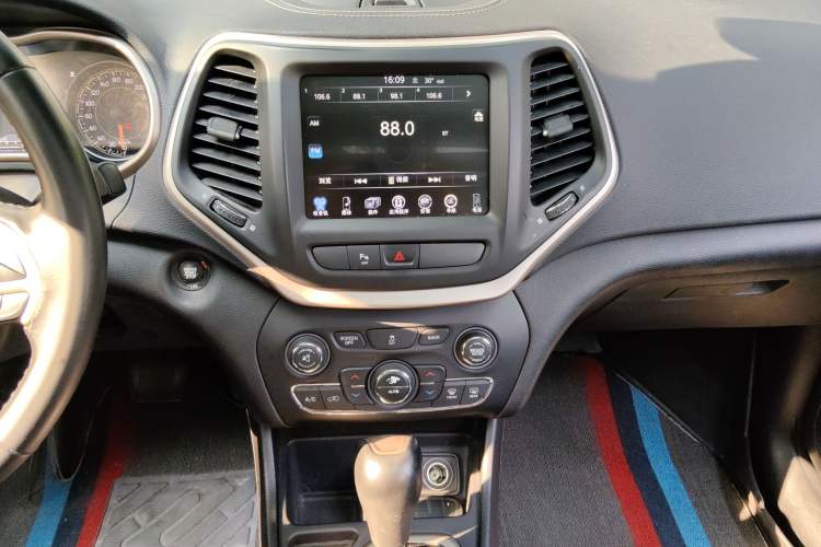 Used Jeep Cherokee 2016 2.0L Superior Edition Audio And AC Panel