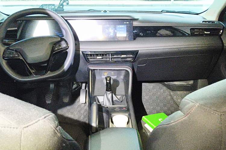 Used Roewe i5 2023 1.5L Manual Comfort Edition Center Console