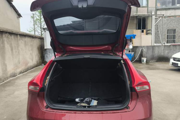 Used Volvo V40 2017 T3 Zhiyi Edition Trunk