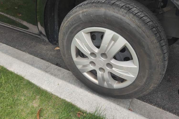 Used FORTHING Lingzhi 2023 M5L 1.6L Base Model 7 Seats Right Front Wheel Hub