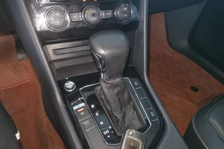 Used Volkswagen Tiguan L 2018 Revised Version 330TSI Automatic Two-Wheel Drive Comfort Edition Gear Lever