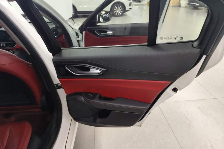 Used Alfa Romeo Giulia 2017 2.0T 200HP Luxury Edition

