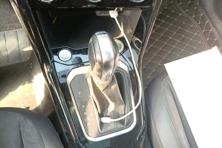 Used Volkswagen T-ROC 2018 280TSI DSG Two-Wheel-Drive Luxury Version China V Emission Standard
