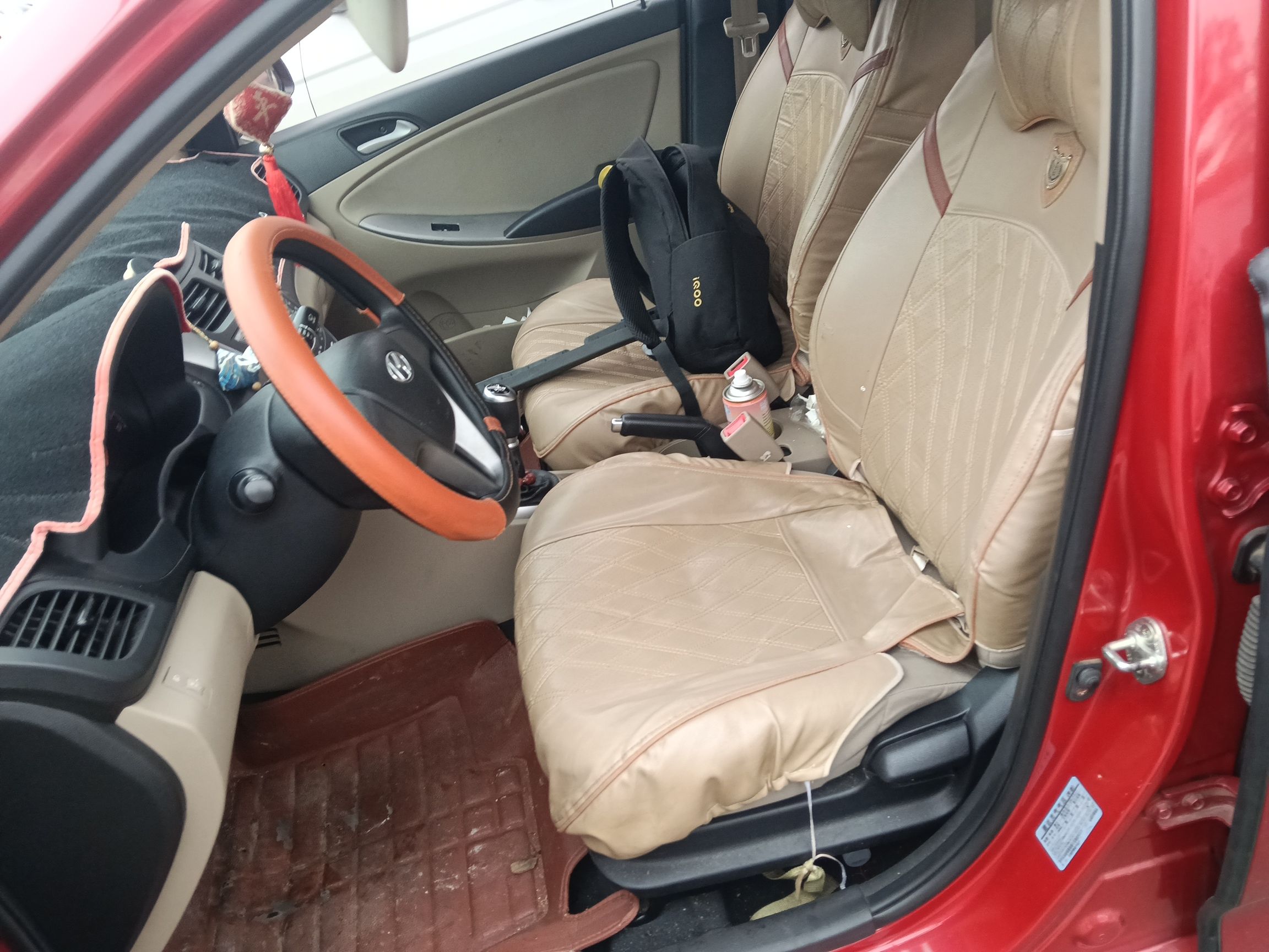 المقاعد الأمامية داخل السيارة