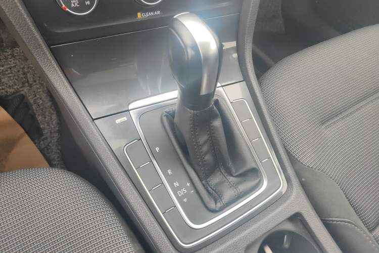 Used Volkswagen Golf 2018 1.6L Automatic Comfort Model Gear Lever