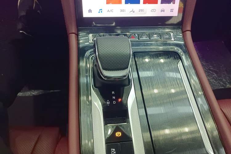 Used Hongqi H5 2025 2.0T Automatic Flag Edition – 500 000 Units Commemorative Version Gear Lever