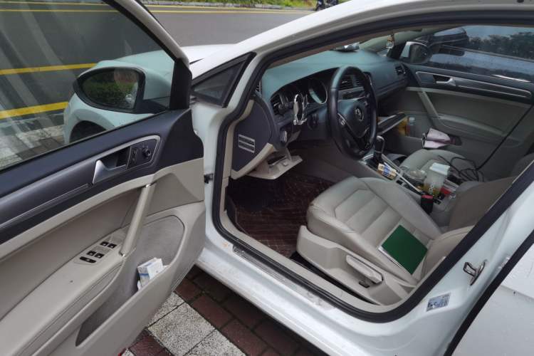 Used Volkswagen Golf 2015 1.4TSI Automatic Luxury Model Driver Seat