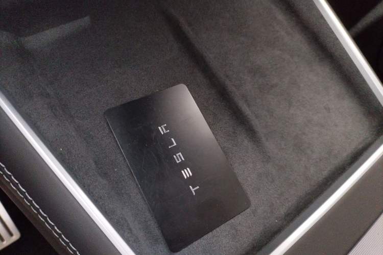 Used Tesla Model Y 2025 Long-Range All-Wheel-Drive Version