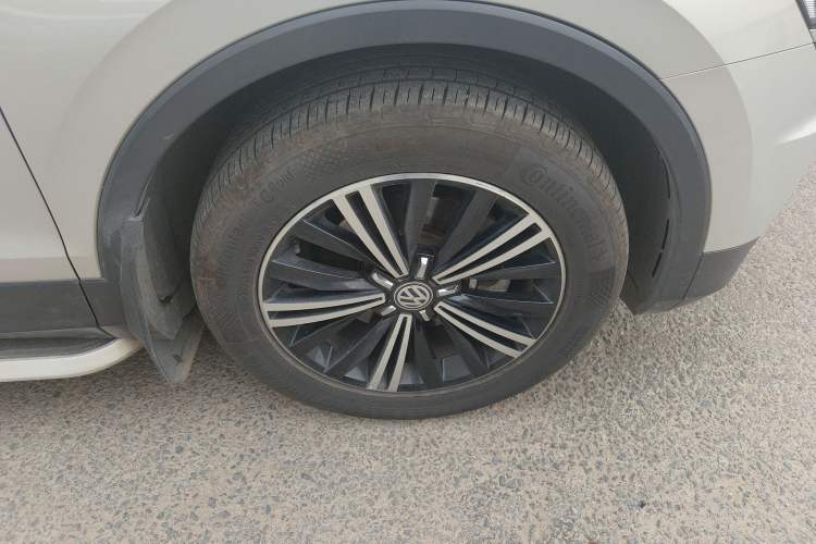 Used Volkswagen Tiguan L 2017 380TSI Automatic All-Wheel-Drive Luxury Edition Right Front Wheel Hub