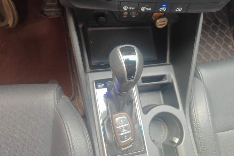 Used Hyundai Tucson 2015 2.0L Automatic Two-Wheel Drive Smart Version Gear Lever