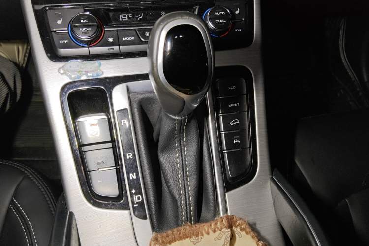 Used Geely Auto Emgrand X7 Sport 2016 1.8TD Automatic Smart Model Gear Lever