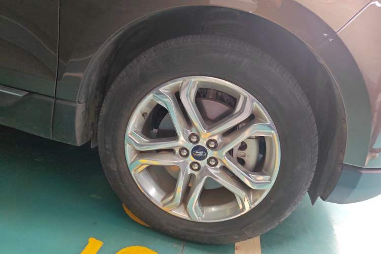 Used Ford Edge 2016 EcoBoost 245 Two-Wheel-Drive Titanium 7-Seater Right Front Wheel Hub