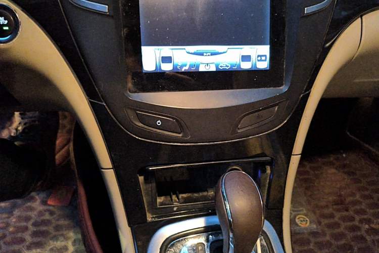 Used Buick Regal 2014 2.0L Elite Fashion Edition Audio And AC Panel