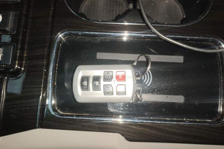 Used Toyota SIENNA 2018 3.5L Four-Wheel Drive SE Version 7 Seats U.S. Specification Vehicle Key