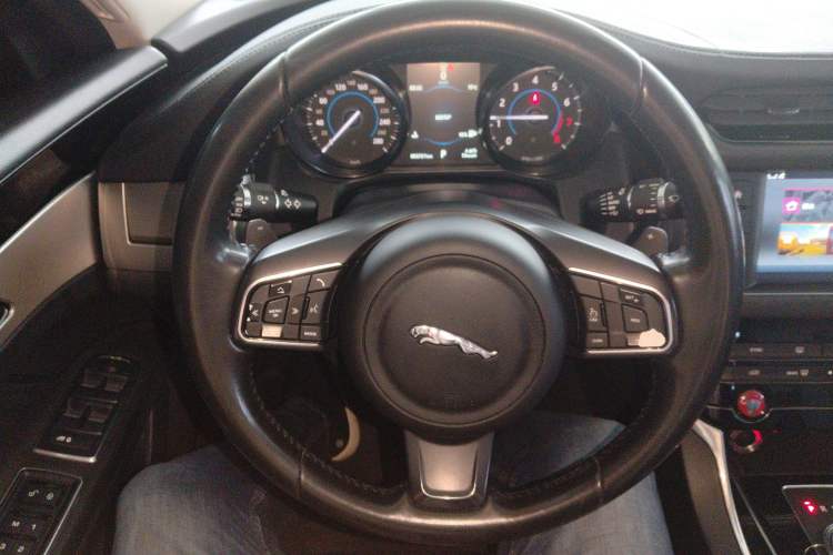 Used Jaguar XF 2016 XF 2.0T Two-Wheel-Drive Luxury Edition Steering Wheel