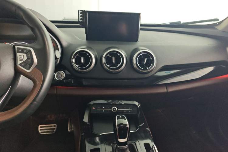 Used Wey VV7 2017 2.0T Flagship Model Audio And AC Panel