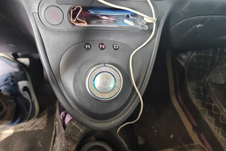 Used ORA Black Cat 2022 351 km Range Luxury Version Lithium-Ion Battery Gear Lever