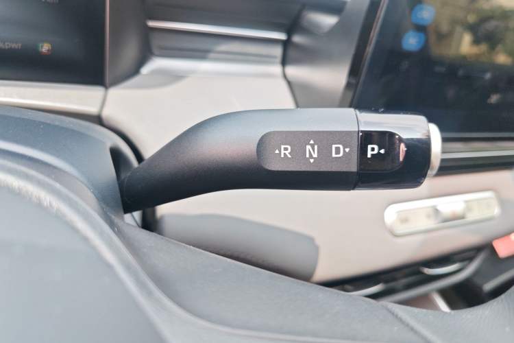 Used Roewe D6 2025 450 km Premium Edition Gear Lever