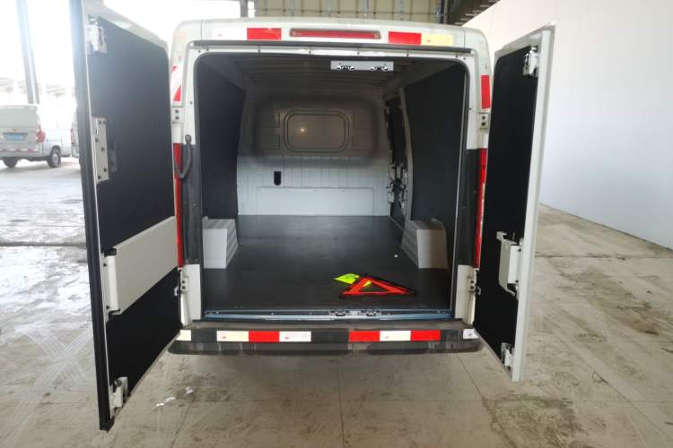 Used Foton Intelligent Blue Elf E7 2024 All-Electric Van Flat Roof 2 Seats EVE Energy 41.86 kWh
