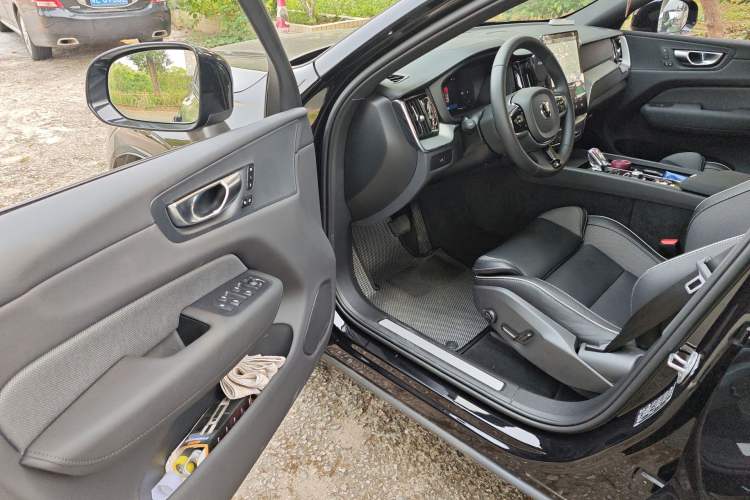 Used Volvo XC60 2026 B5 4x4 Smart Range Extreme Night Black Edition Driver Seat