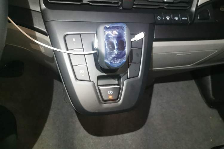 Used Ford Transit T8 2024 T8 2.3T Diesel Automatic Short Wheelbase Mid-Height 6-Seater Multi-Function Version 3/3 Gear Lever