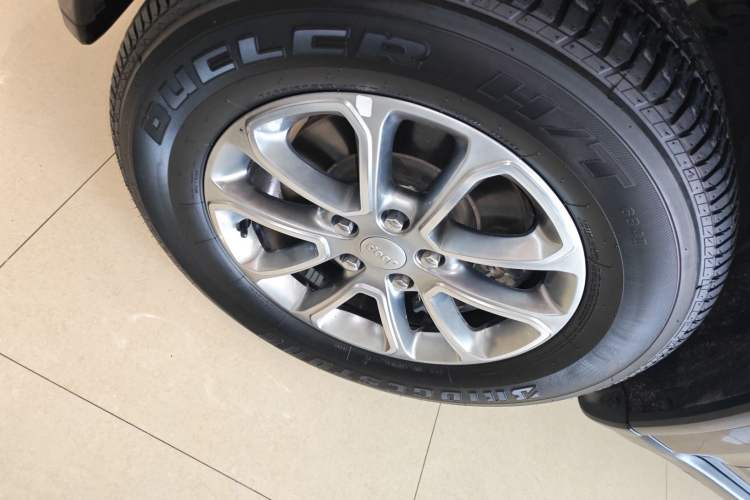 Used Jeep Grand Cherokee 2016 3.0L Comfort Navigation Edition Left Front Wheel Hub