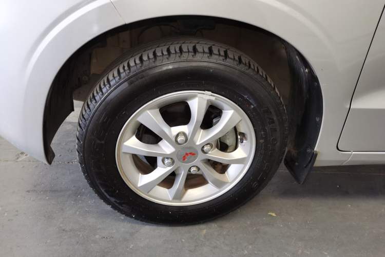 Used Wuling Hongguang V 2022 1.5L Enjoy Edition Electric-Powered LAR Left Front Wheel Hub