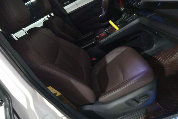 Used Toyota SIENNA 2021 2.5L Hybrid Platinum Edition Right Front Seat