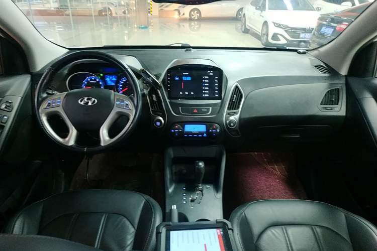 Used Hyundai ix35 2015 2.0L Automatic 2WD Smart Type China IV Center Console