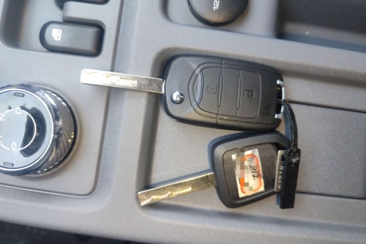 Used Wuling Yangguang 2024 300KM Comfort Version Passenger Van 75kW